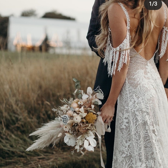Beautiful nude and white boho wedding dress - Picture 10 of 16